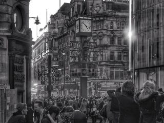 london-crowd-viktor-forgacs-6bMyJEvr-Cw-unsplash