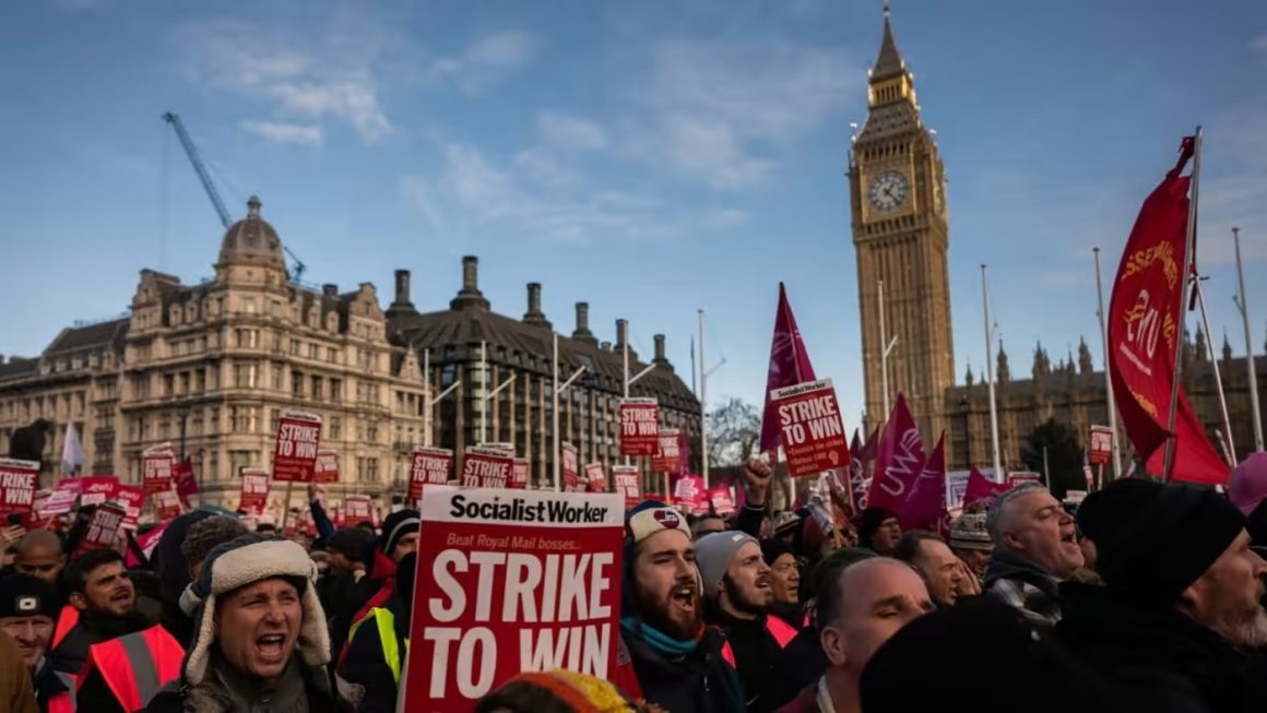 Striking Royal Mail workers attend the ‘National Postal Workers Strike Rally’ outside the Houses of Parliament © Jose Sarmento Matos/Bloomberg